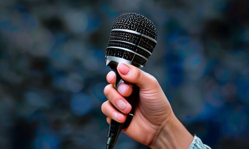 把话筒递给用户，而不是自说自话